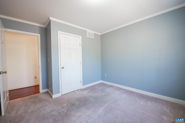 living area featuring crown molding and light carpet