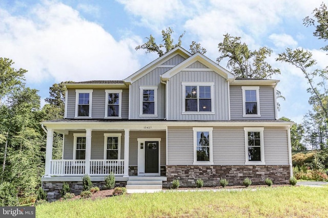 craftsman-style home featuring a porch and a front yard