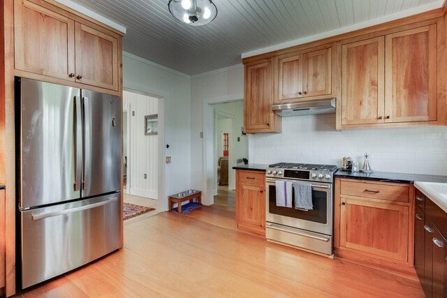 kitchen with backsplash, appliances with stainless steel finishes, crown molding, and light wood-type flooring