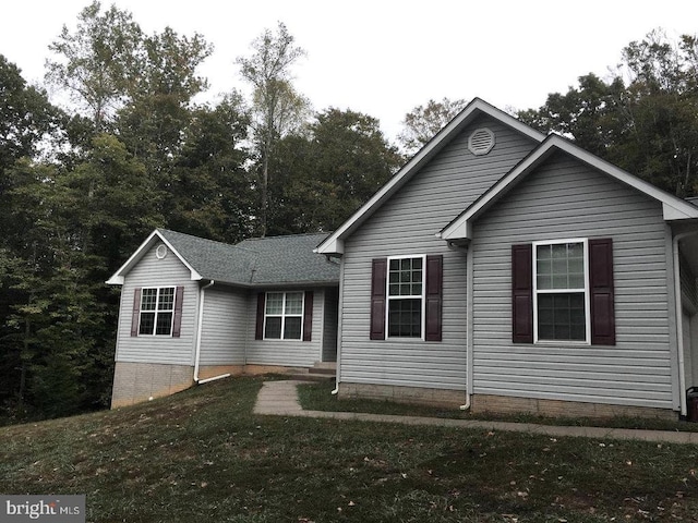 view of front of property featuring a front lawn