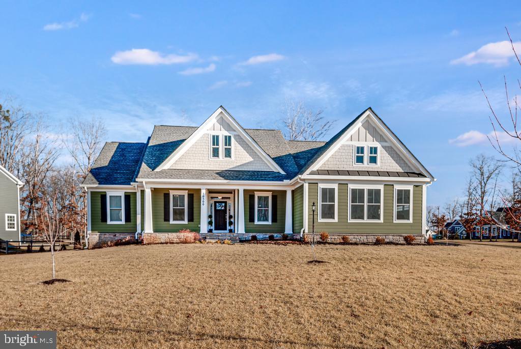 craftsman-style house featuring a front yard