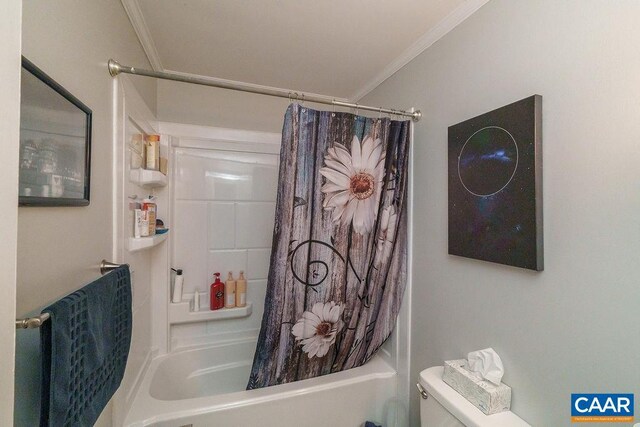 full bath with shower / tub combo with curtain, crown molding, and toilet