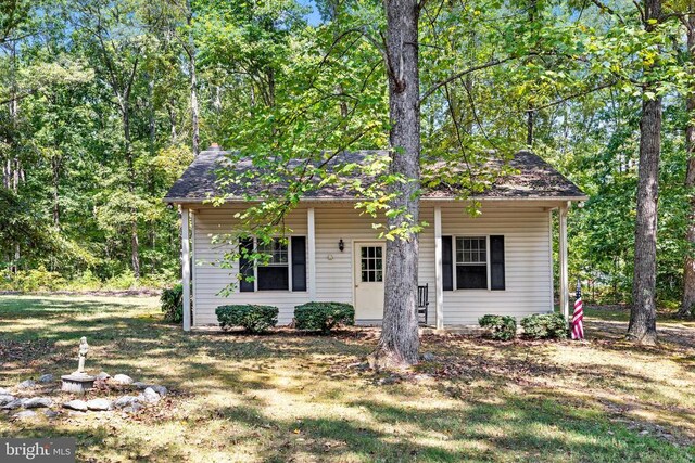 view of front facade featuring a front lawn