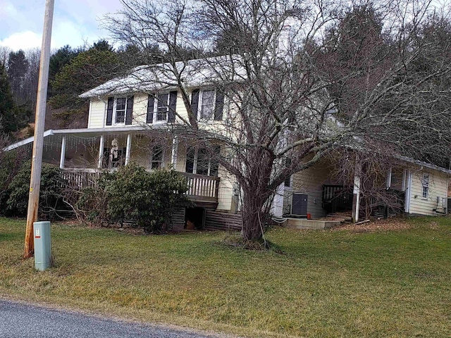 view of front facade with a front lawn