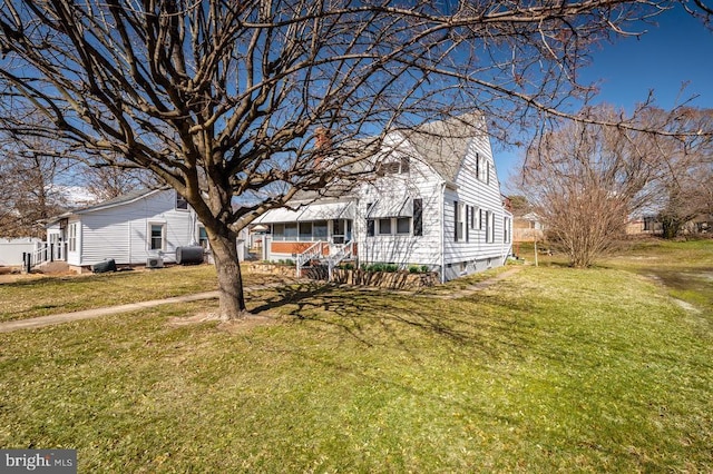 view of front of house with a front lawn