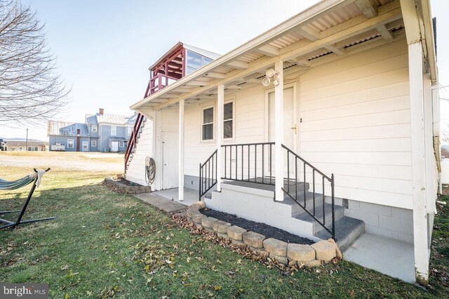 property entrance with crawl space and a lawn