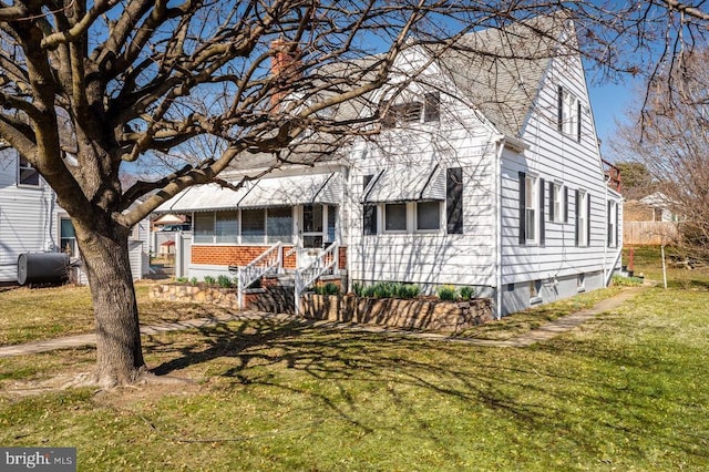 view of front of home featuring a front yard and heating fuel