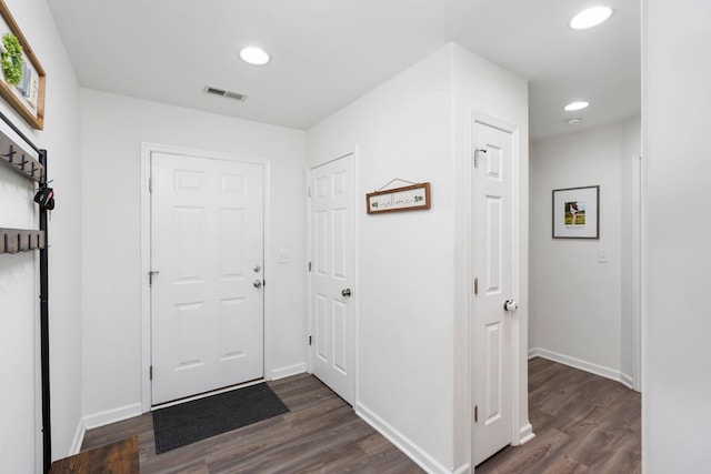 foyer featuring recessed lighting, dark wood-style floors, visible vents, and baseboards