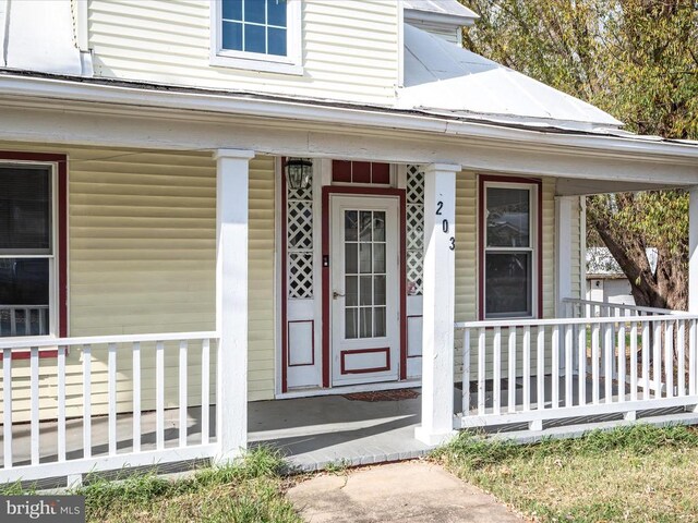 doorway to property with covered porch