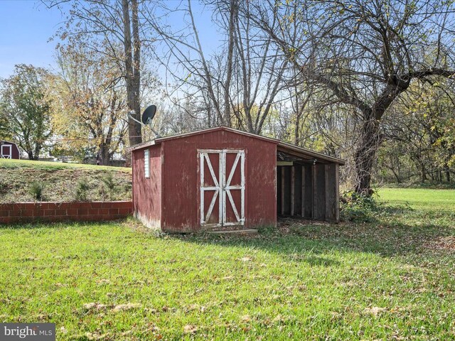 view of outdoor structure featuring a lawn