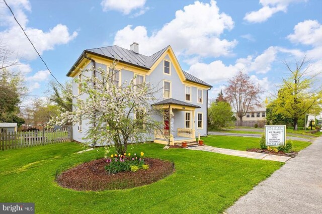 view of front facade with a front lawn