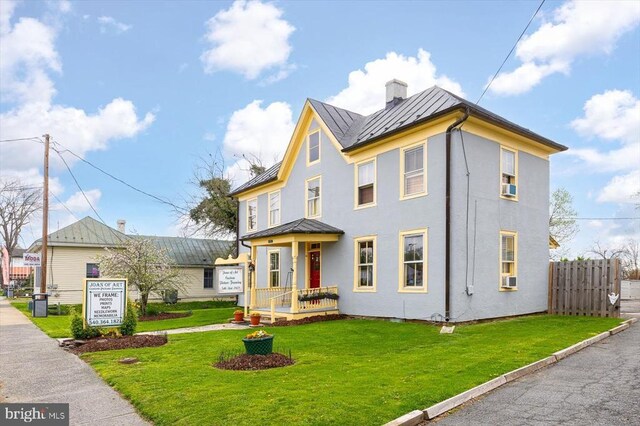 view of front of home featuring a front yard