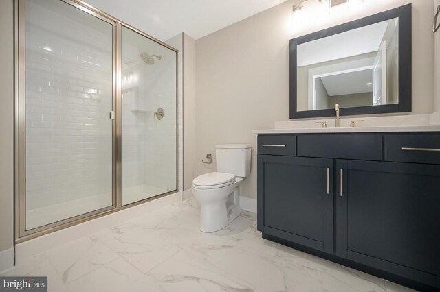 bathroom with a shower with door, vanity, and toilet