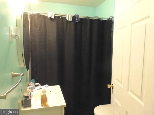 bathroom with a shower with shower curtain, toilet, and vanity