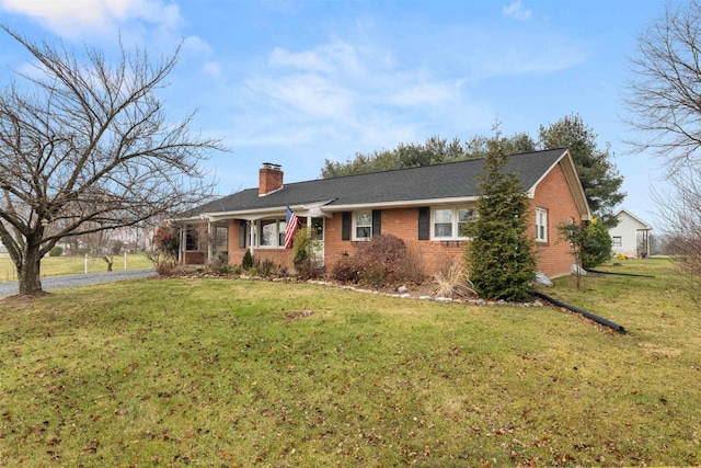 ranch-style home featuring a front lawn