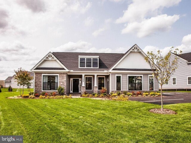 craftsman-style house featuring a front lawn