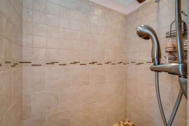 bathroom featuring a tile shower