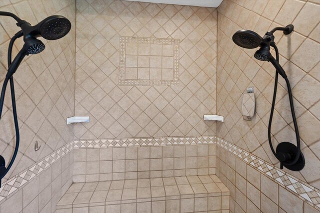 bathroom featuring a tile shower