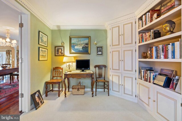 living area with crown molding, light carpet, and a notable chandelier