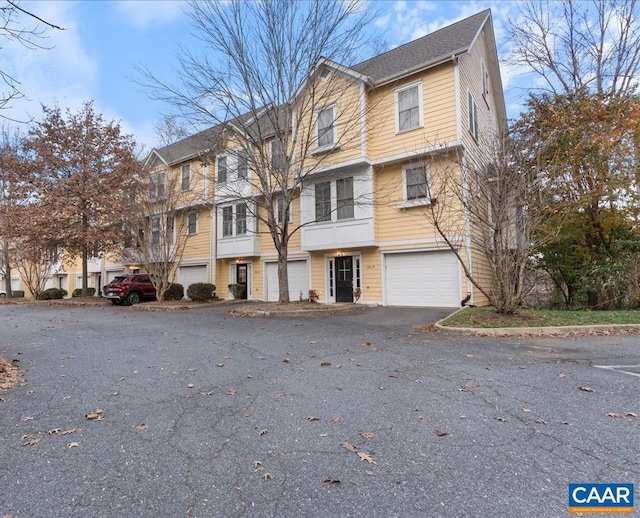 Listing photo 3 for 104 Melbourne Park Unit E, Charlottesville VA 22901