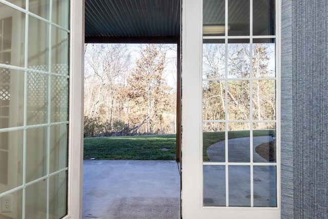 doorway to outside with carpet