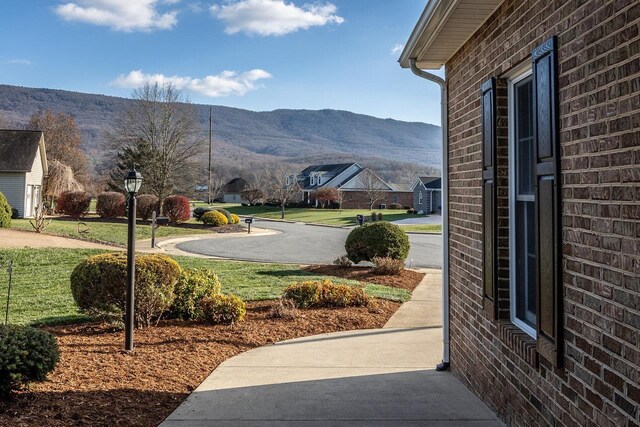 view of yard with a mountain view