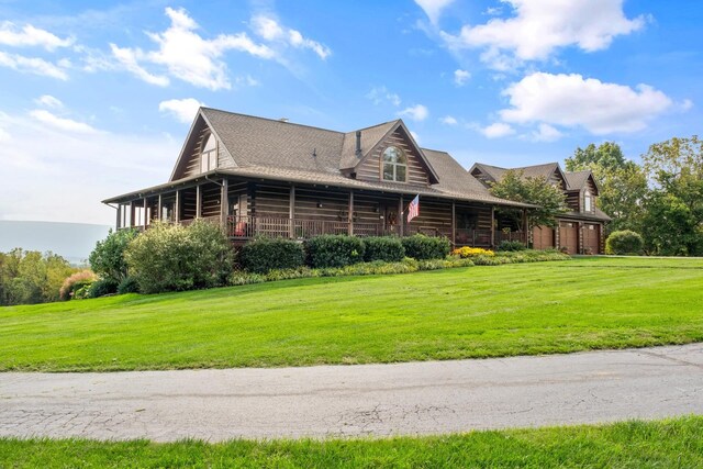 view of front of property featuring a front yard