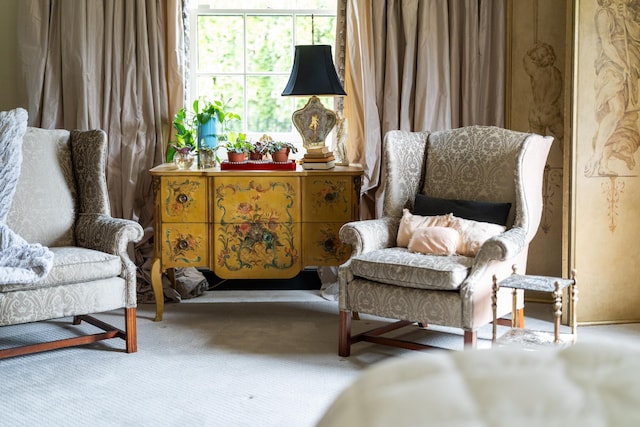 living area with carpet