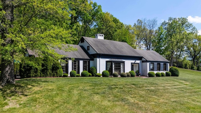 ranch-style house featuring a front yard
