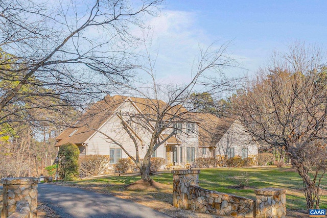 view of front of house with a front lawn