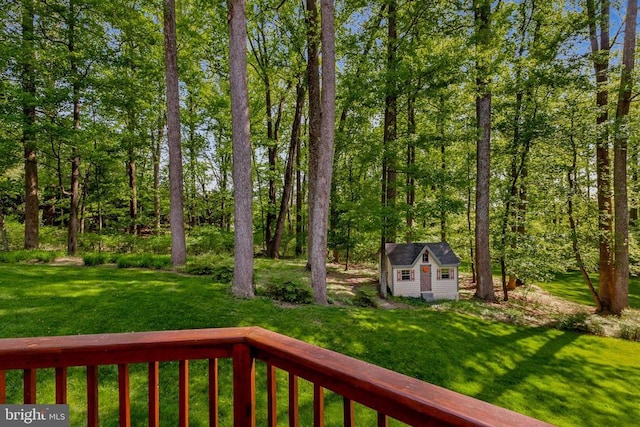 view of yard with an outbuilding