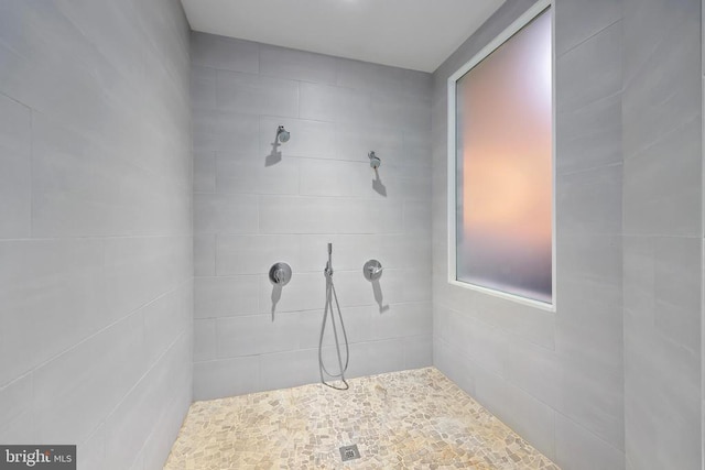 bathroom featuring a tile shower