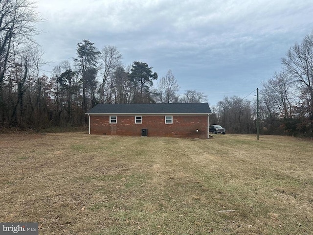 view of side of property featuring a yard