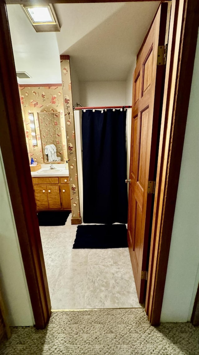 bathroom featuring a shower with curtain and vanity