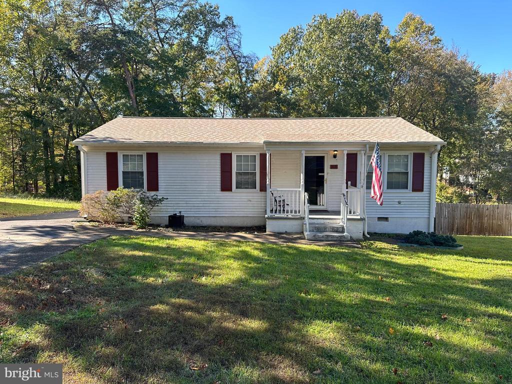 view of front of property with a front yard and covered porch