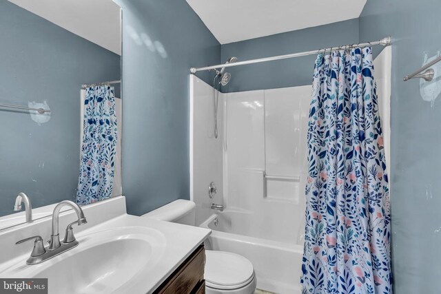 full bathroom featuring shower / tub combo with curtain, vanity, and toilet