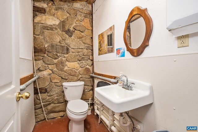 bathroom featuring toilet and sink