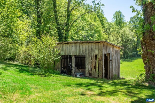 view of outdoor structure with a yard