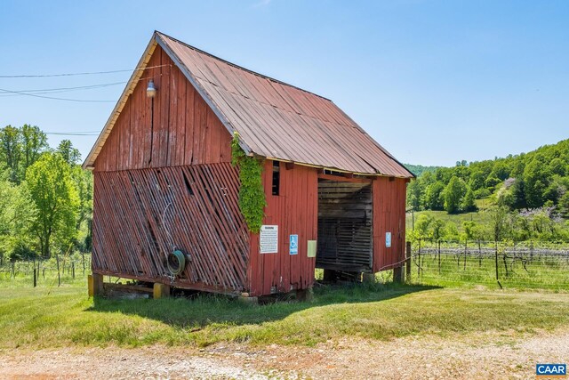 view of outdoor structure with a yard