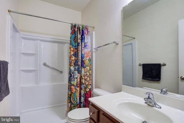 full bath with curtained shower, toilet, and vanity