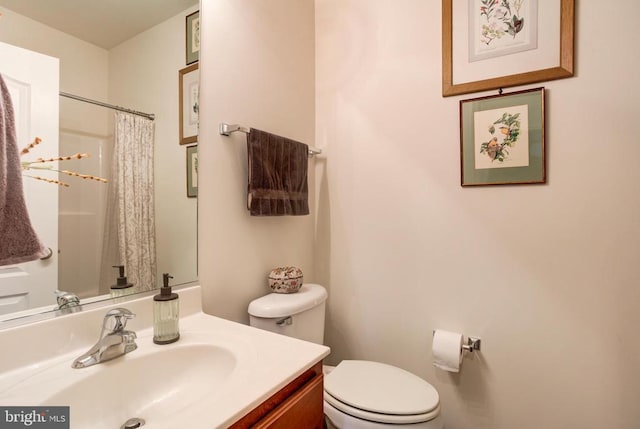 full bath featuring vanity, a shower with shower curtain, and toilet