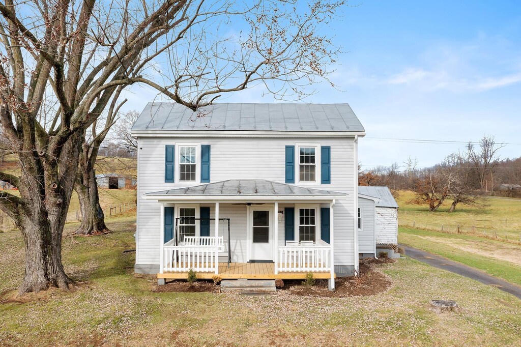 view of front of home featuring a porch and a front lawn