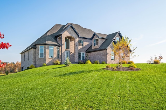 view of front facade featuring a front yard