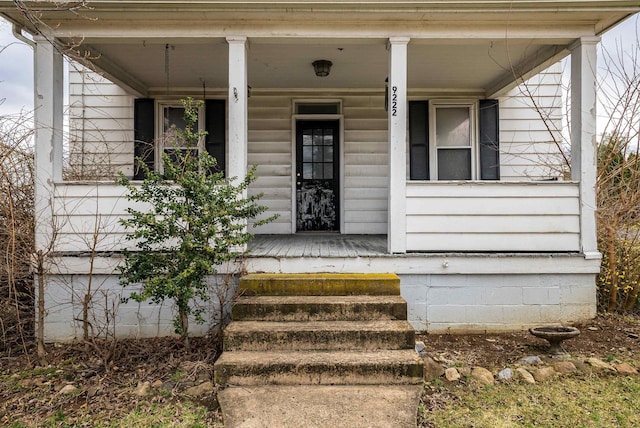 entrance to property featuring a porch