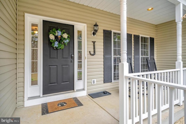 property entrance featuring a porch