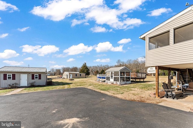 view of yard featuring an outbuilding