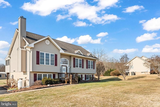 view of front facade featuring a front yard