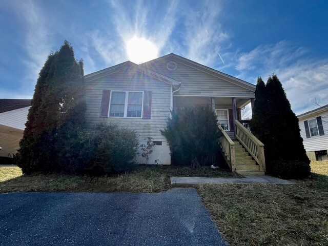 view of front of house with a porch and a front lawn