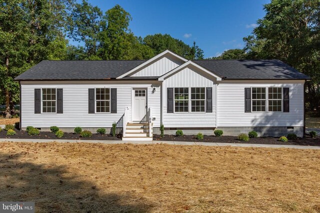 view of front of house featuring a front yard