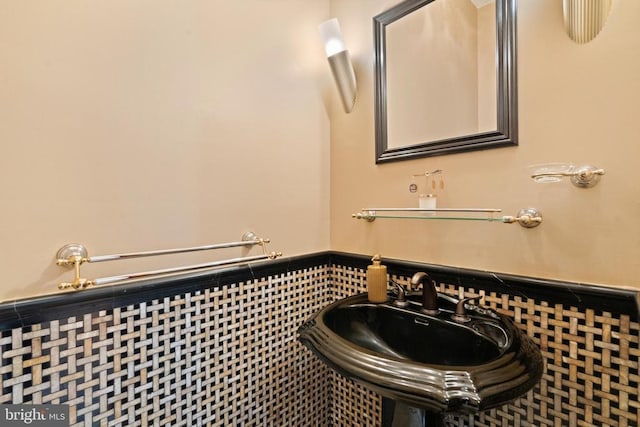 bathroom featuring sink